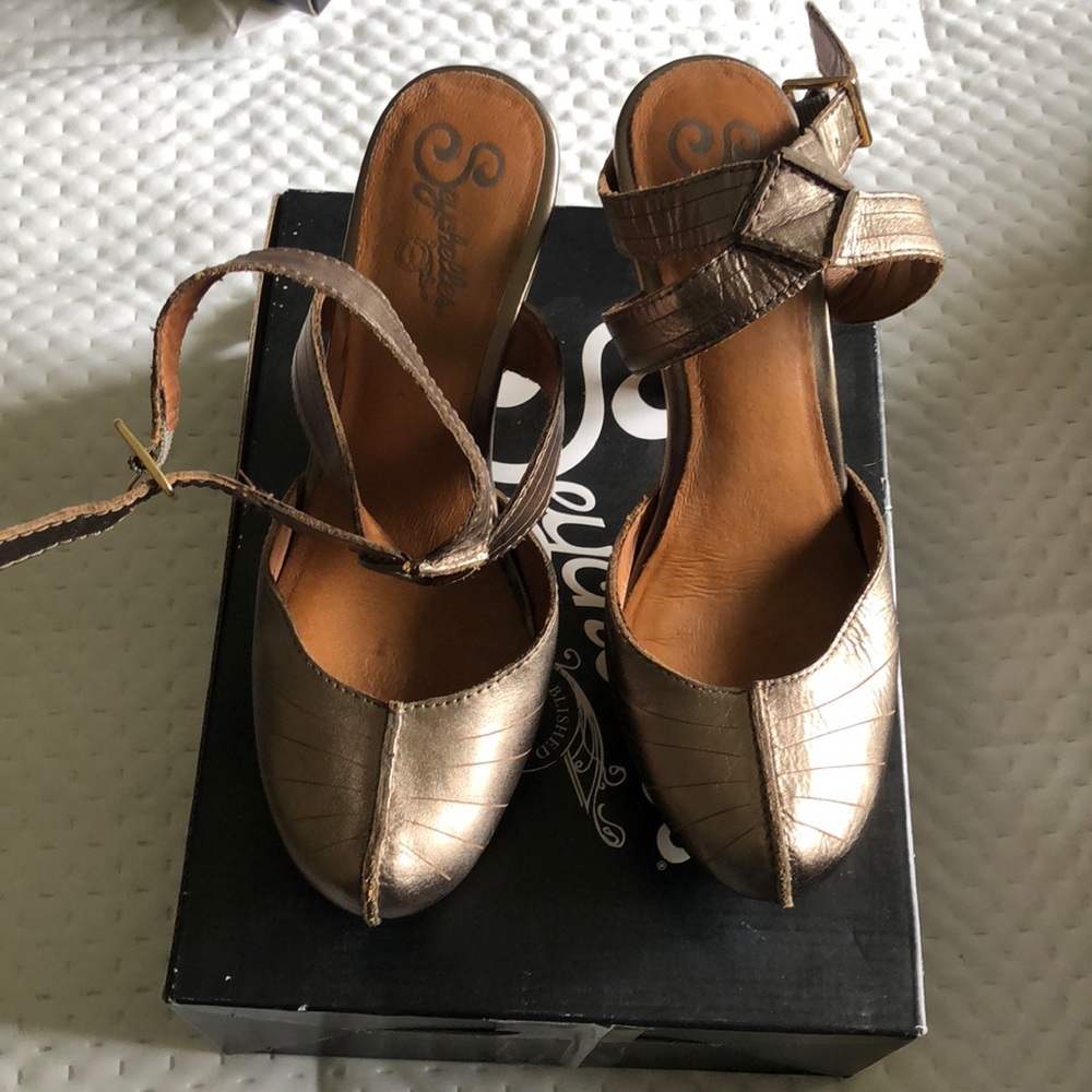 Seychelles twist the night away Size 8.